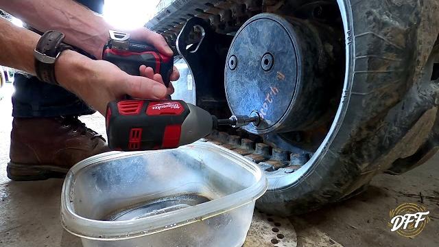 Mini excavator drive unit oil change Mini excavator drive unit oil change