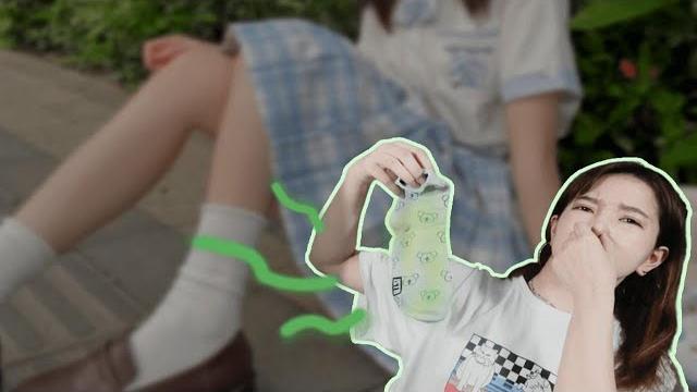 Jk短裙下的秘密。。。美女的脚竟然是臭的? Jk短裙下的秘密。。。美女的脚竟然是臭的?