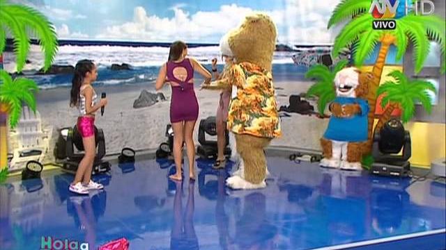 Karla tarazona enseña los senos en hola a todos Karla tarazona enseña los senos en hola a todos