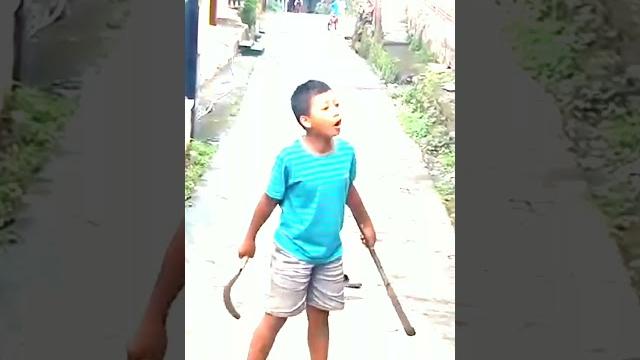Viral seseorang anak kecil membawa golok Viral seseorang anak kecil membawa golok