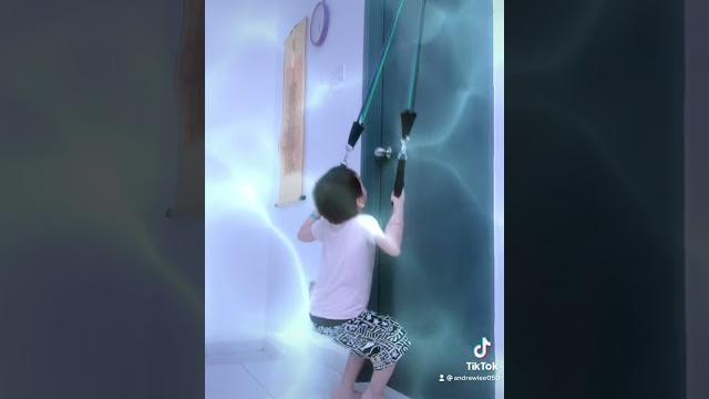 姐姐7歲挑戰弟弟5歲,提升运动體力大比拼。 姐姐7歲挑戰弟弟5歲,提升运动體力大比拼。