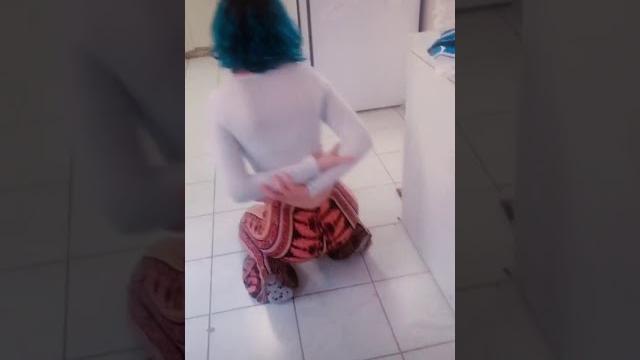 Twerk yaparak domalıyor Twerk yaparak domalıyor