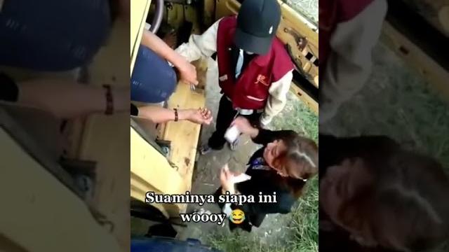 Kasihan nasib spg jalanan, dapat pelecehan seksual, apalagi ketemu sopir nakal yang jarang pulang Kasihan nasib spg jalanan, dapat pelecehan seksual, apalagi ketemu sopir nakal yang jarang pulang
