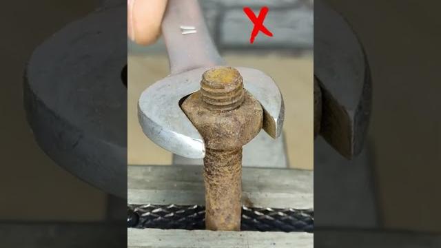 #слесарныйлайфхак как открутить заржавевшую гайку! #lifehacks #слесарь #проблема #решение #слесарныйлайфхак как открутить заржавевшую гайку! #lifehacks #слесарь #проблема #решение
