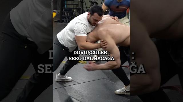Dövüşçü ve vücutcu kapişirsa sonuç ne olur si̇zce ? Dövüşçü ve vücutcu kapişirsa sonuç ne olur si̇zce ?