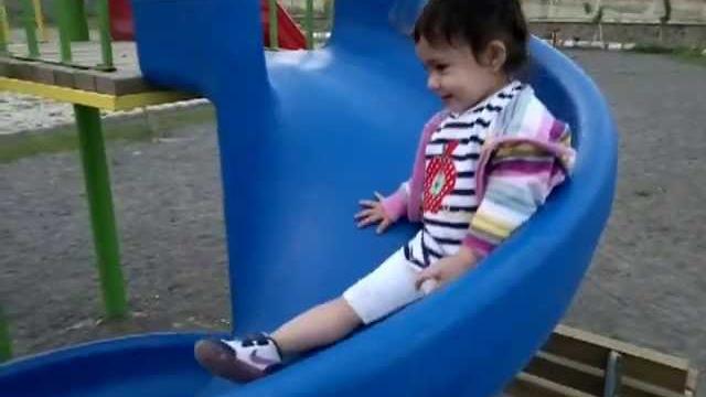 Betül pınar kaydıraktan kayıyor Betül pınar kaydıraktan kayıyor