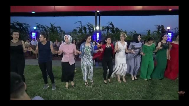 Düğün türbanlı harika oynuyor Düğün türbanlı harika oynuyor