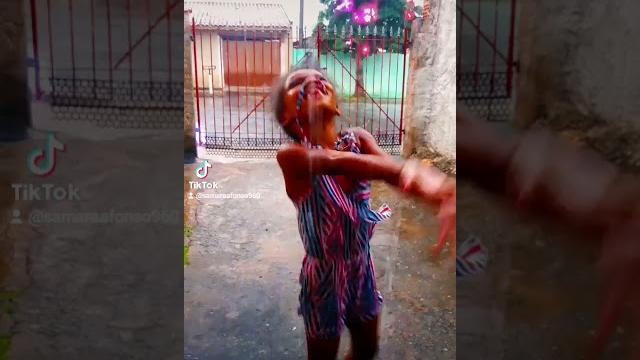 Kkkkkkkkk esta menina na chuva Kkkkkkkkk esta menina na chuva
