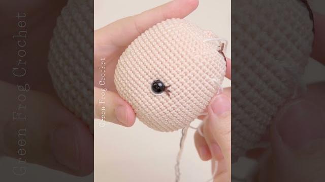 Making amigurumi doll's face by green frog crochet Making amigurumi doll's face by green frog crochet