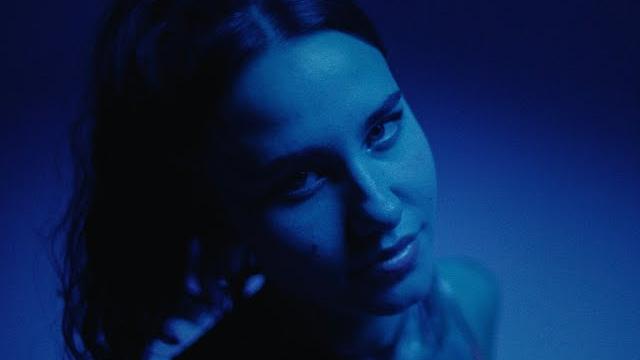 Pretty girl - inside (official music video) Pretty girl - inside (official music video)