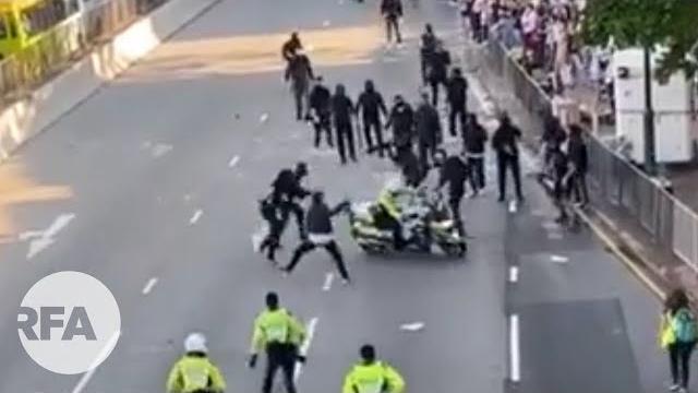 【粗口慎入】 港交警騎鐵馬幾次衝向人群 【粗口慎入】 港交警騎鐵馬幾次衝向人群