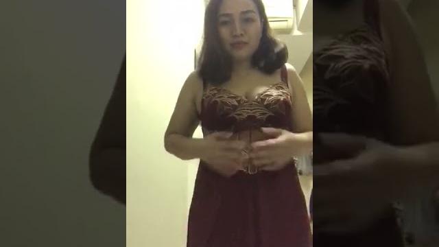 Temenin tante yuk sambil curi curi pandang Temenin tante yuk sambil curi curi pandang