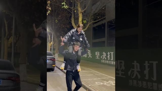 美女骑男友脖子! 美女骑男友脖子!