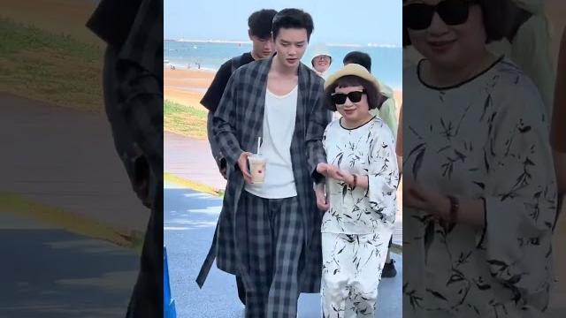 #柯淳 “不一样的她” 柯淳穿睡衣都帅爆 这壮壮妈还牵手了啊!我也想牵啊 #柯淳 “不一样的她” 柯淳穿睡衣都帅爆 这壮壮妈还牵手了啊!我也想牵啊