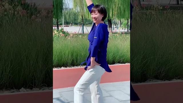 火火的愛 小芳廣場舞#美美噠跳起來 #跳出你的美 #舞出好心情 火火的愛 小芳廣場舞#美美噠跳起來 #跳出你的美 #舞出好心情