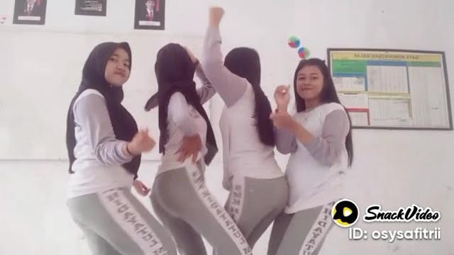 Seragam olah raga bergoyang ngebor#snackvideo #anaksma Seragam olah raga bergoyang ngebor#snackvideo #anaksma