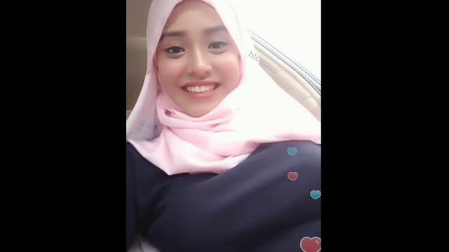Asyalı türbanlı güzel kız arabadayken bigo live de canlı yayın yapıyor harika _ videolar live Asyalı türbanlı güzel kız arabadayken bigo live de canlı yayın yapıyor harika _ videolar live