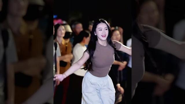 丽丽姑娘洒脱的康巴伊舞️ 丽丽姑娘洒脱的康巴伊舞️