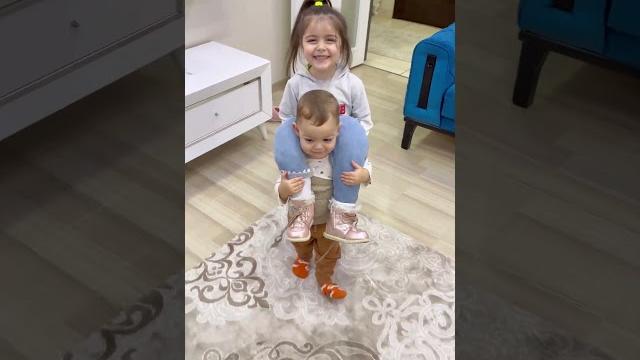Ablasını sırtında taşıyor Ablasını sırtında taşıyor