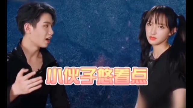 #黄明昊 #程潇 小贾真的胆子大了,不仅敢薅女生头发,还敢薅老师头发 #黄明昊 #程潇 小贾真的胆子大了,不仅敢薅女生头发,还敢薅老师头发