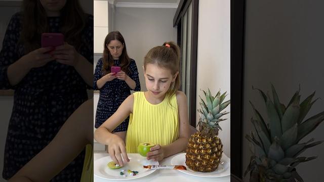 Короче говоря алинка прячет еду #shorts #funny Короче говоря алинка прячет еду #shorts #funny