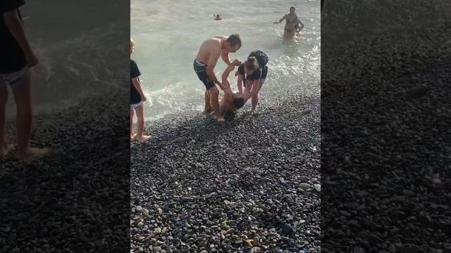 Началось! мужика спасли с того света - пьяный купался в шторм #анапа #краснодарскийкрай #море Началось! мужика спасли с того света - пьяный купался в шторм #анапа #краснодарскийкрай #море