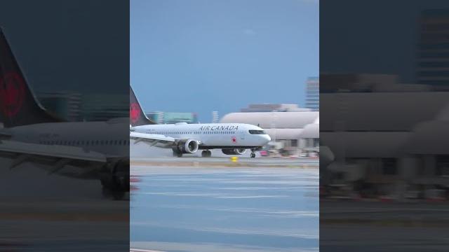 Air canada landing @sna Air canada landing @sna