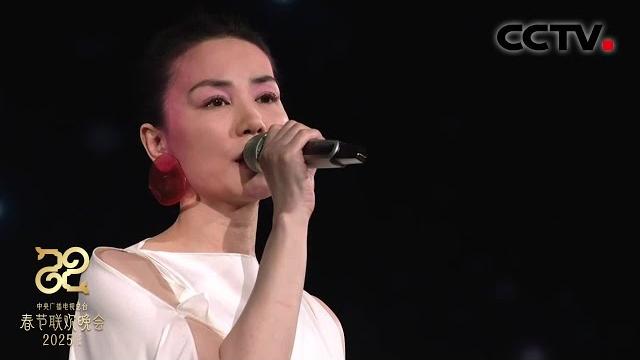 王菲时隔七年再登春晚 新歌《世界赠予我的》太好听了!「2025央视春晚」| cctv春晚 王菲时隔七年再登春晚 新歌《世界赠予我的》太好听了!「2025央视春晚」| cctv春晚