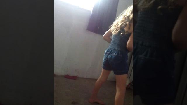 Dançando. Dançando.