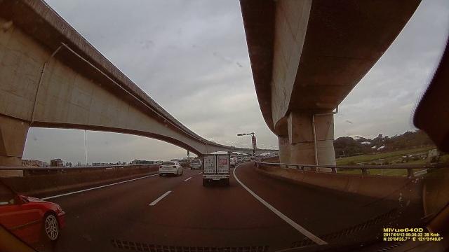 01/12 9點35分 中山高圓山交流道 交流道倒車 01/12 9點35分 中山高圓山交流道 交流道倒車