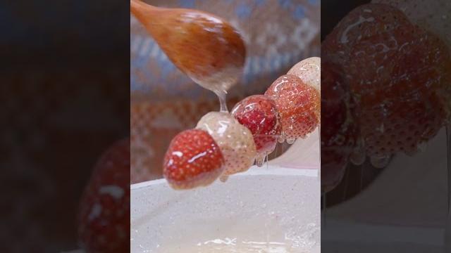 Skewered sugar-coated strawberries|香甜的草莓冰糖葫芦,在手中转出晶莹剔透的冰糖拉丝,仿佛是一朵朵鲜艳的草莓花~#草莓 #strawberry #food #滇西小哥 Skewered sugar-coated strawberries|香甜的草莓冰糖葫芦,在手中转出晶莹剔透的冰糖拉丝,仿佛是一朵朵鲜艳的草莓花~#草莓 #strawberry #food #滇西小哥