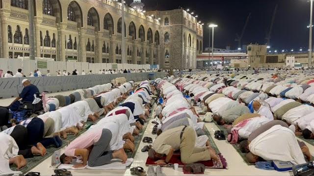 Worshippers pray in mecca's grand mosque as saudi arabia drops social distancing | afp Worshippers pray in mecca's grand mosque as saudi arabia drops social distancing | afp