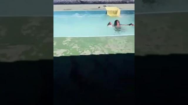 Olha para o menino de sunga vermelha Olha para o menino de sunga vermelha