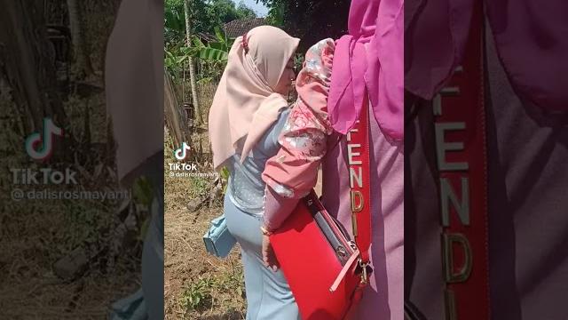 Tante hijab super semok Tante hijab super semok