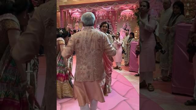 Nita ambani नज़र आई radhika merchant के पिता के साथ dandiya खेलते हुए #nitaambani #ambanifamily Nita ambani नज़र आई radhika merchant के पिता के साथ dandiya खेलते हुए #nitaambani #ambanifamily