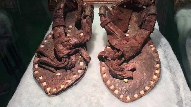 This video of the blessed sandals made us sad. nalain mubarak, nalayn shareef of prophet muhammad This video of the blessed sandals made us sad. nalain mubarak, nalayn shareef of prophet muhammad
