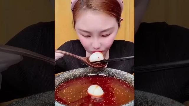 慢点吃慢点吃,我不跟你抢 慢点吃慢点吃,我不跟你抢