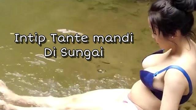 Intip tante mandi di sungai Intip tante mandi di sungai