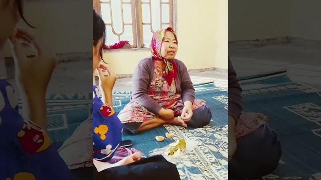 Mbah koti nyantai di rumah baru Mbah koti nyantai di rumah baru