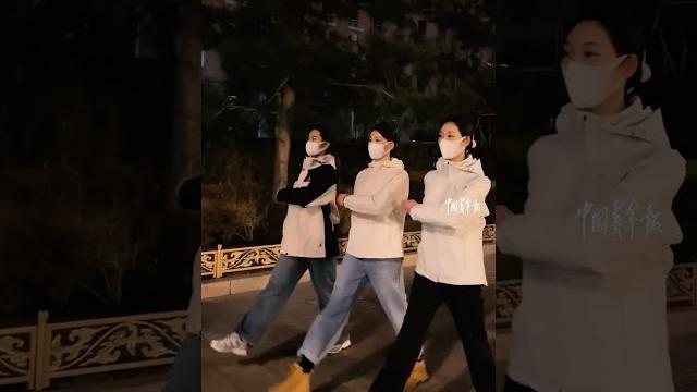 三名仪仗队退伍女兵,去天安门看升旗路上触景生情,在路边踢正步重温当年。 三名仪仗队退伍女兵,去天安门看升旗路上触景生情,在路边踢正步重温当年。