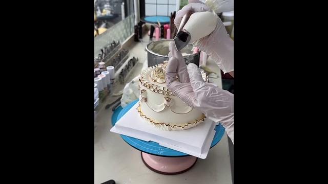 "直播:糕点师手工制作爱心形状奶油蛋糕,旋转台上层层叠加白色奶油" "直播:糕点师手工制作爱心形状奶油蛋糕,旋转台上层层叠加白色奶油"