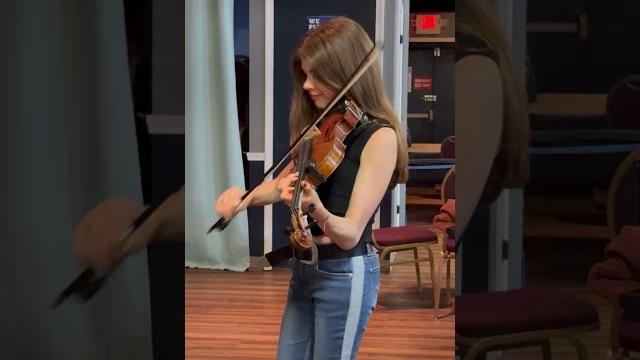Fiddle girl solo at the jam! Fiddle girl solo at the jam!