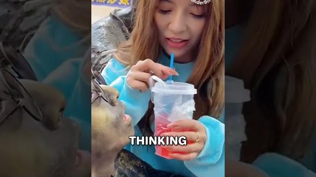 Gadis meludahkan minuman pada prank 'patung'! Gadis meludahkan minuman pada prank 'patung'!