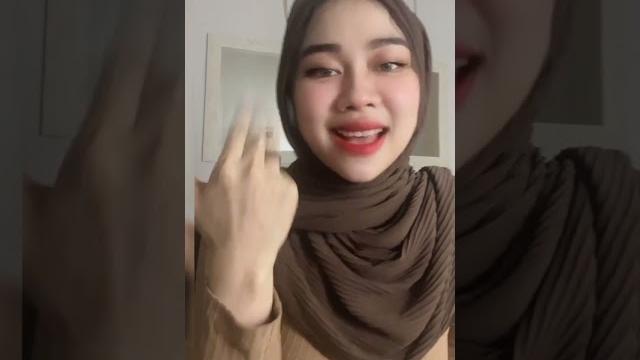 Hijab bibir merah merona pamer gunung gede. Hijab bibir merah merona pamer gunung gede.