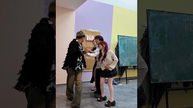 排队上厕所#short #cute #funny 排队上厕所#short #cute #funny