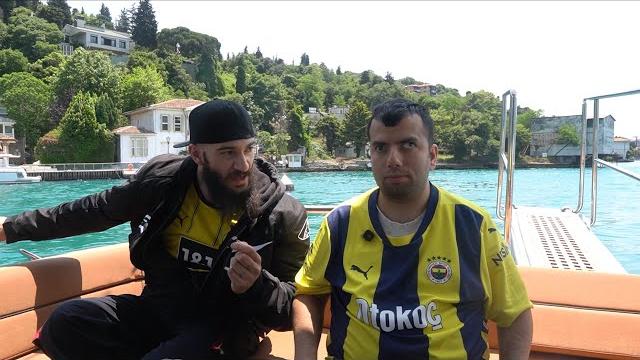 Kadiköy boğasi i̇le deni̇zi̇n ortasinda Kadiköy boğasi i̇le deni̇zi̇n ortasinda