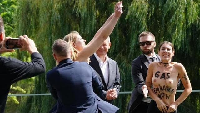 Il video delle attiviste femen che si spogliano davanti a scholz per protesta: "basta soldi a putin" Il video delle attiviste femen che si spogliano davanti a scholz per protesta: "basta soldi a putin"