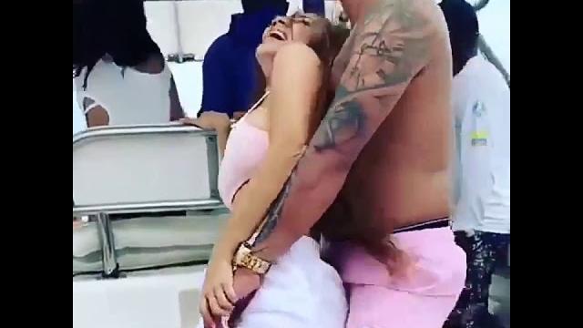 Novinha gostosa sendo encoxada pelo sugar daddy Novinha gostosa sendo encoxada pelo sugar daddy