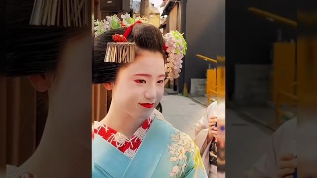Geiko and maiko #japan #kyoto #geiko #maiko Geiko and maiko #japan #kyoto #geiko #maiko