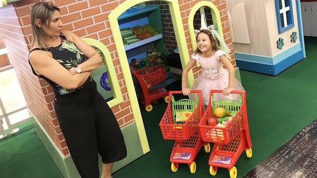 Mamãe e filha brincando no mercado do parquinho de brinquedo 03 Mamãe e filha brincando no mercado do parquinho de brinquedo 03